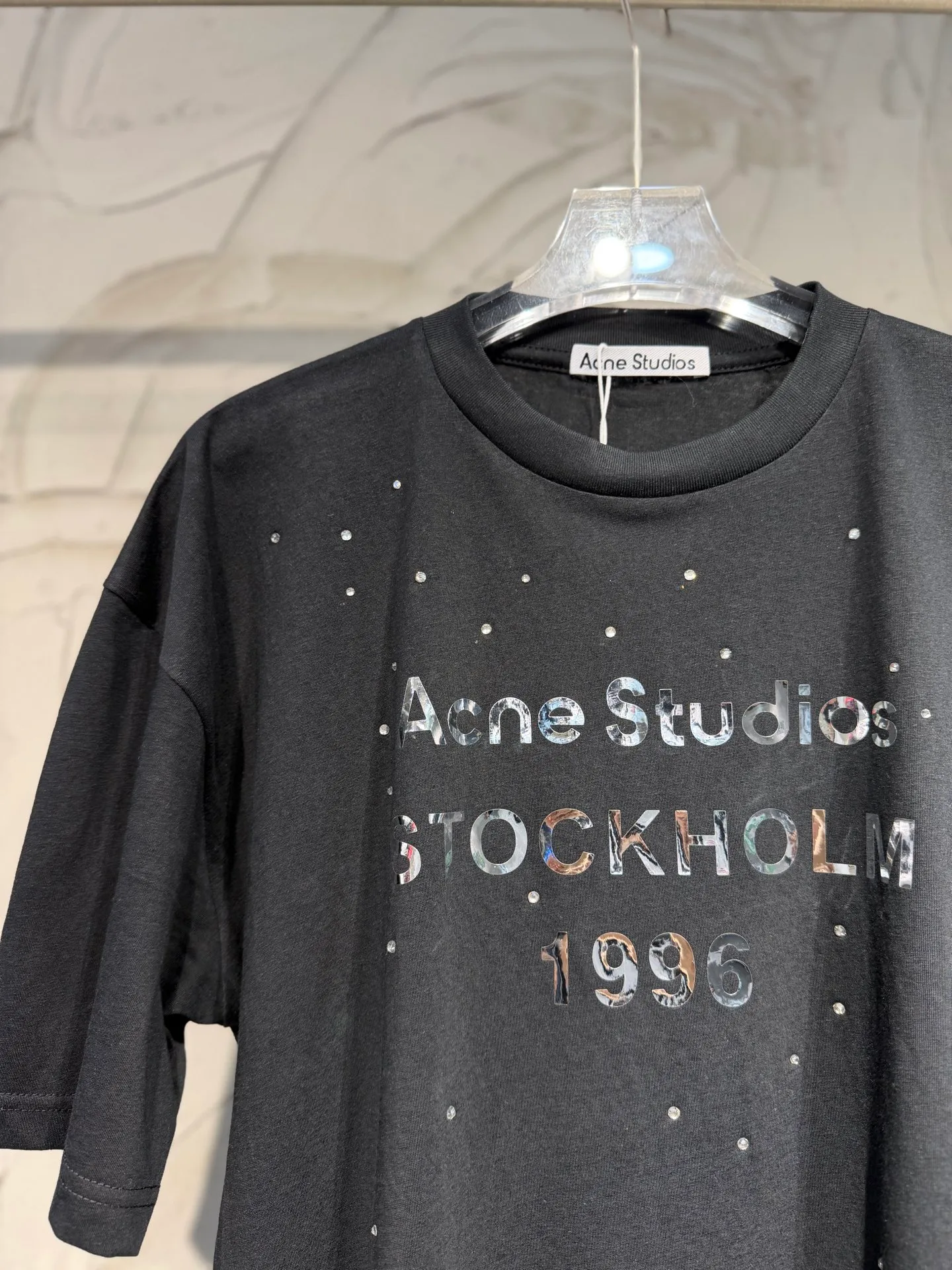 Acne Studios New Arrival North America Limited Laser Silver Series Hot Diamond T-Shirt Acne Studios Highest Version Short Sleeve Series Short Sleeve T-shirt I can't help but love the T os version. It is not picky. The snowflake cotton fabric feels soft and smooth and is not easy to wash. The fabric has been treated so it is stronger than the Quality counter. It can be used as sun protection clothing in summer. The same fabric as the original one is relatively thin. The feel and count are in place. The yellowing effect is cool and the printing effect is also in place. Details are online See comparison 1 color four sizes #short-sleeved t-shirt # #acne Color: White Black Size: S M LXL
